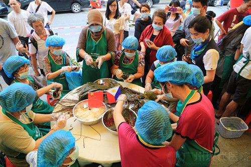 广州圣丹福医院举行国际友人包粽子比赛
