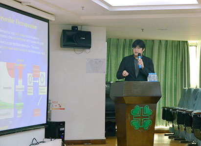 黄教授为广州圣丹福医院医学肿瘤中心员工进行纳米刀技术培训